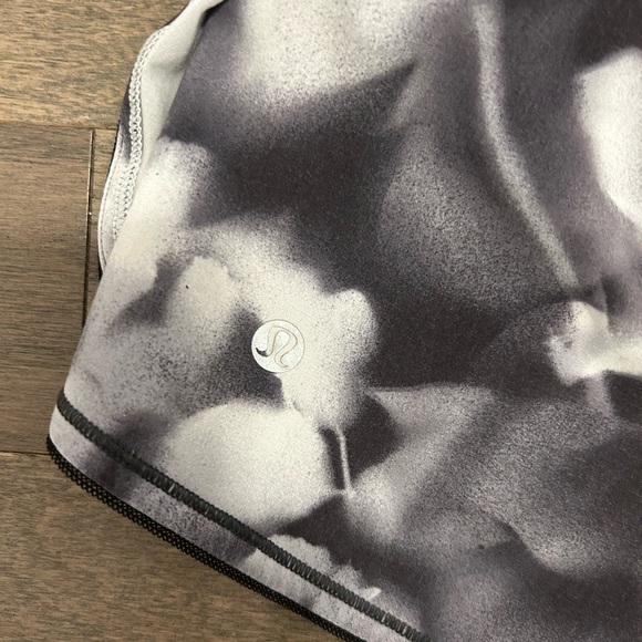 Lululemon Seek The Heat Shorts, size 6 - Picture 4 of 7